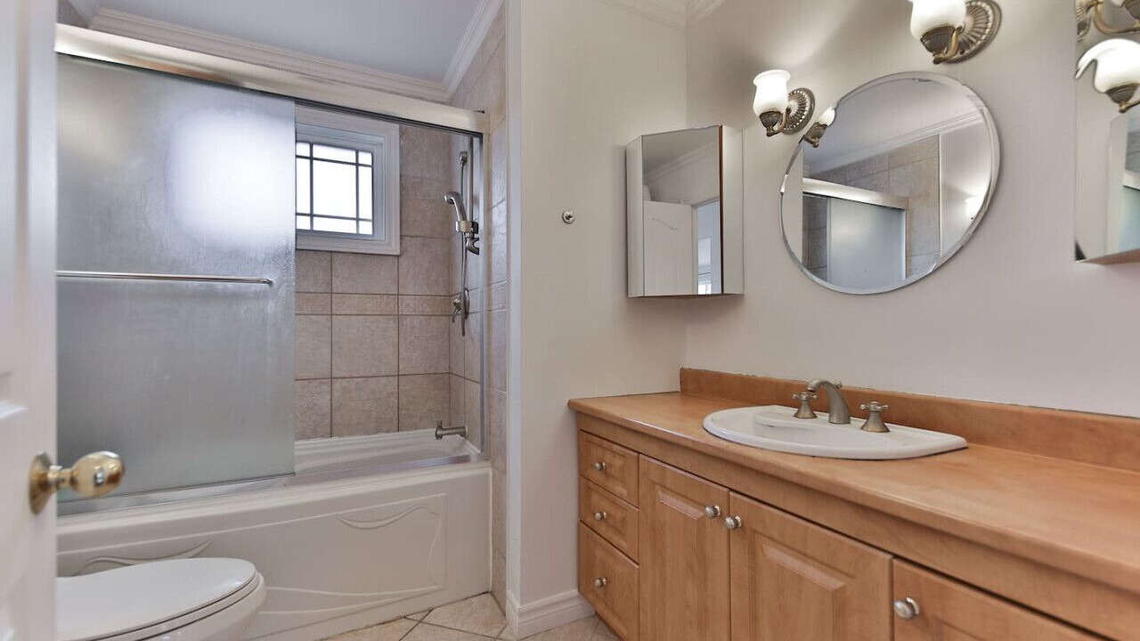 Photo of Bathroom in Saint-Hubert
