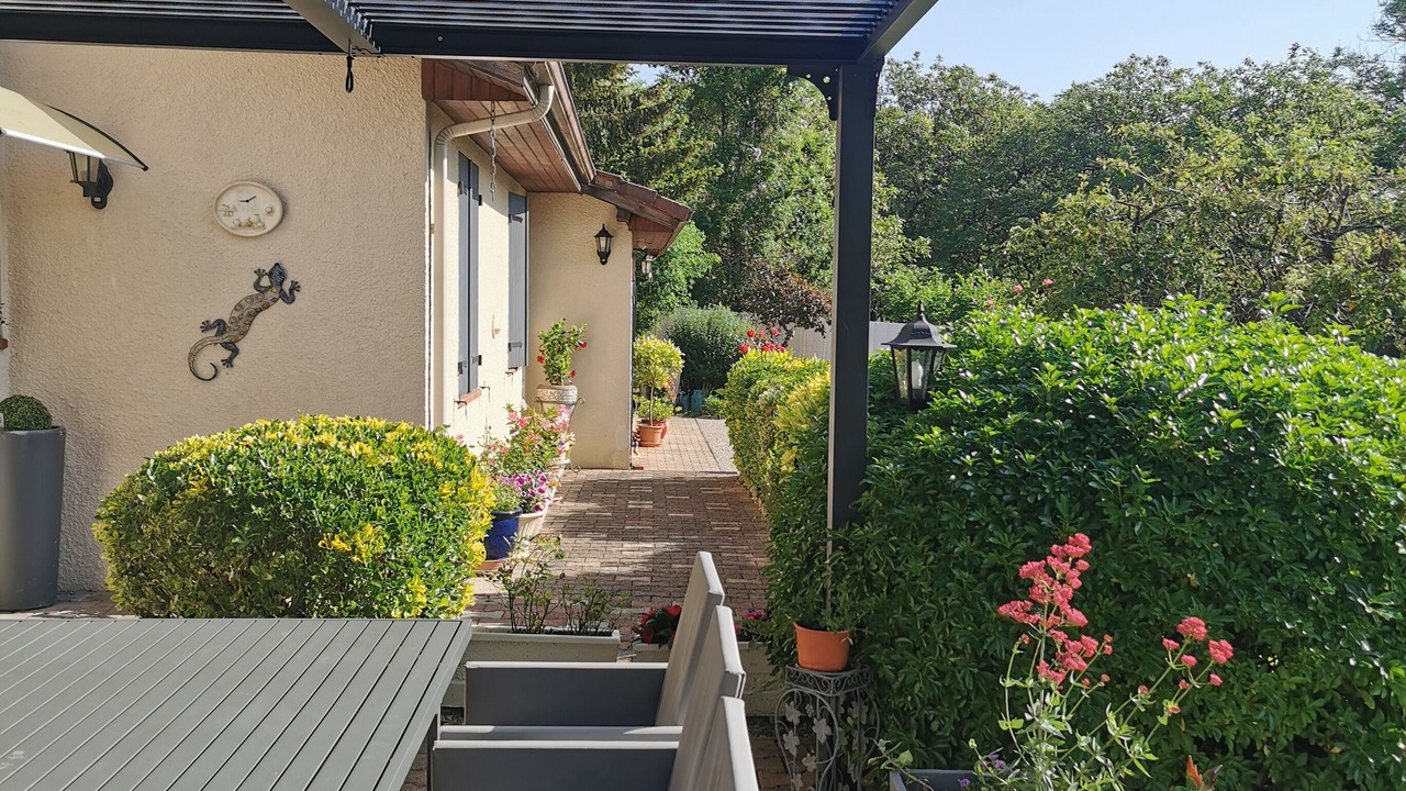 Photo of Outdoor in Cras