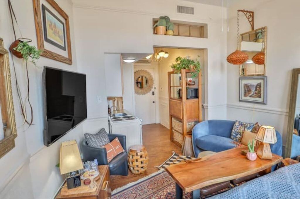 Photo of Livingroom in Main - Military Plaza