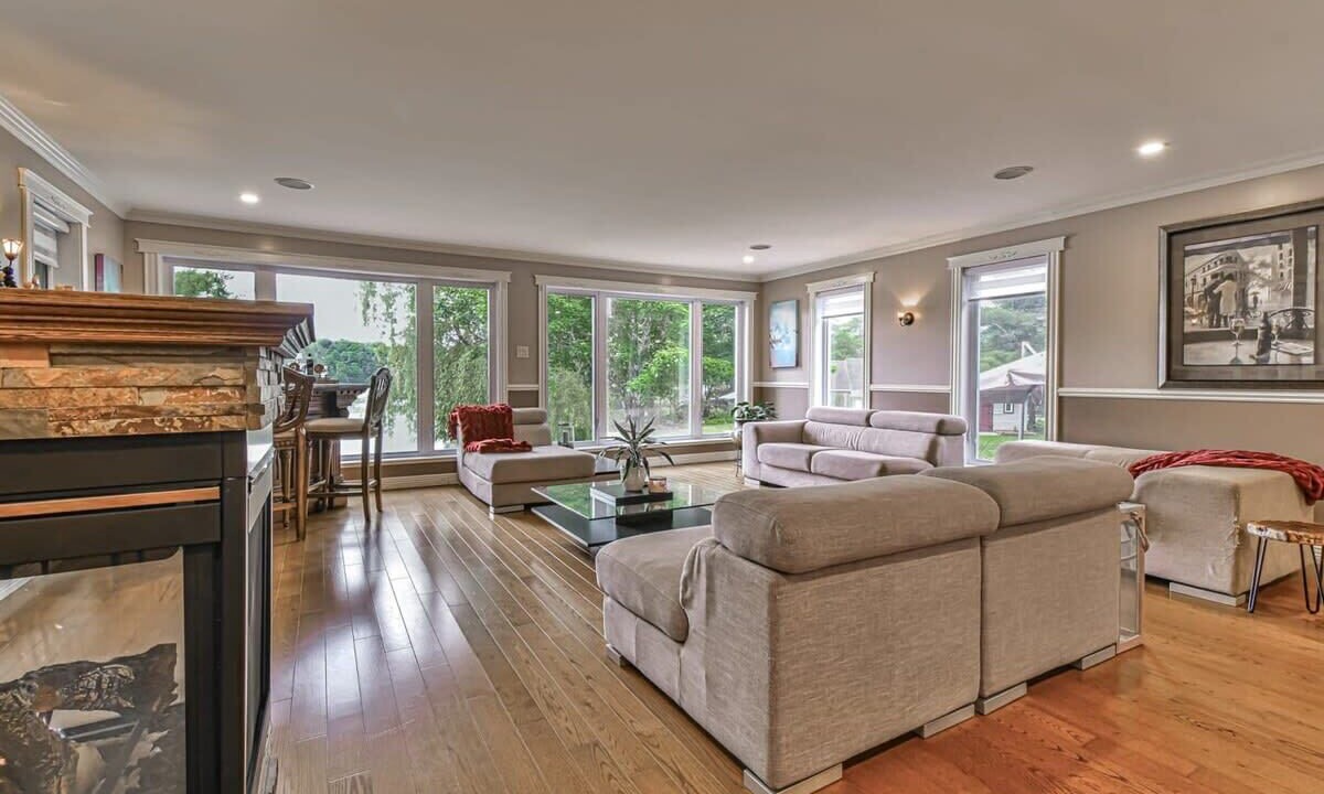 Photo of Livingroom in Prevost