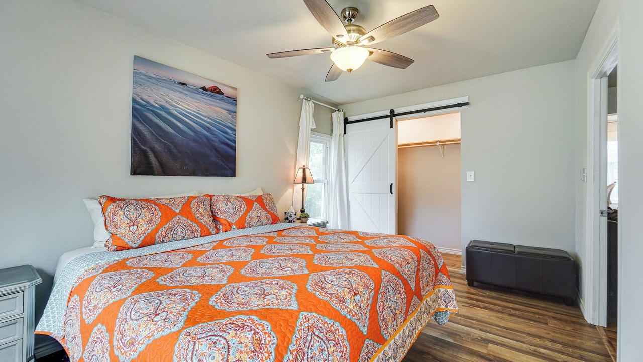 Photo of Bedroom in Haskell