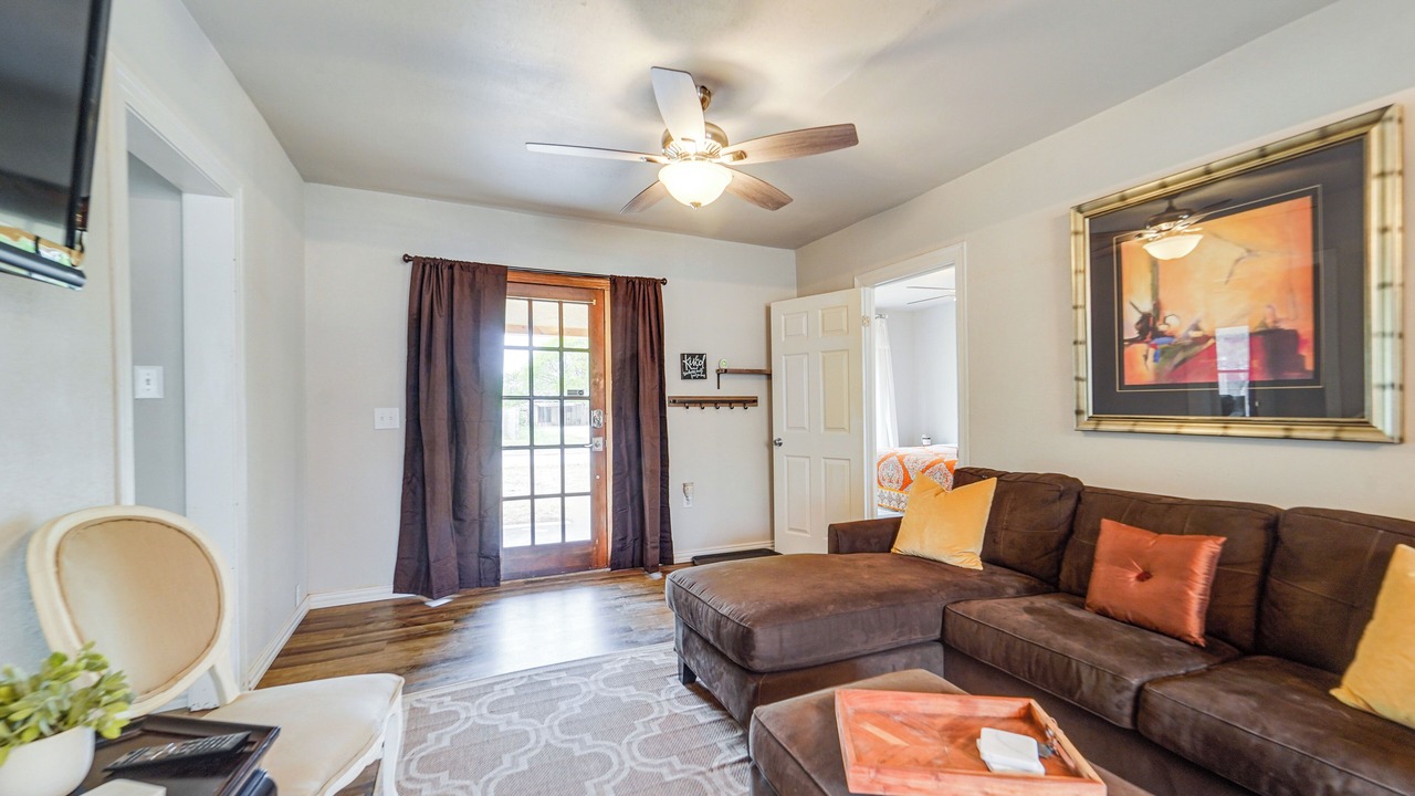 Photo of Livingroom in Haskell