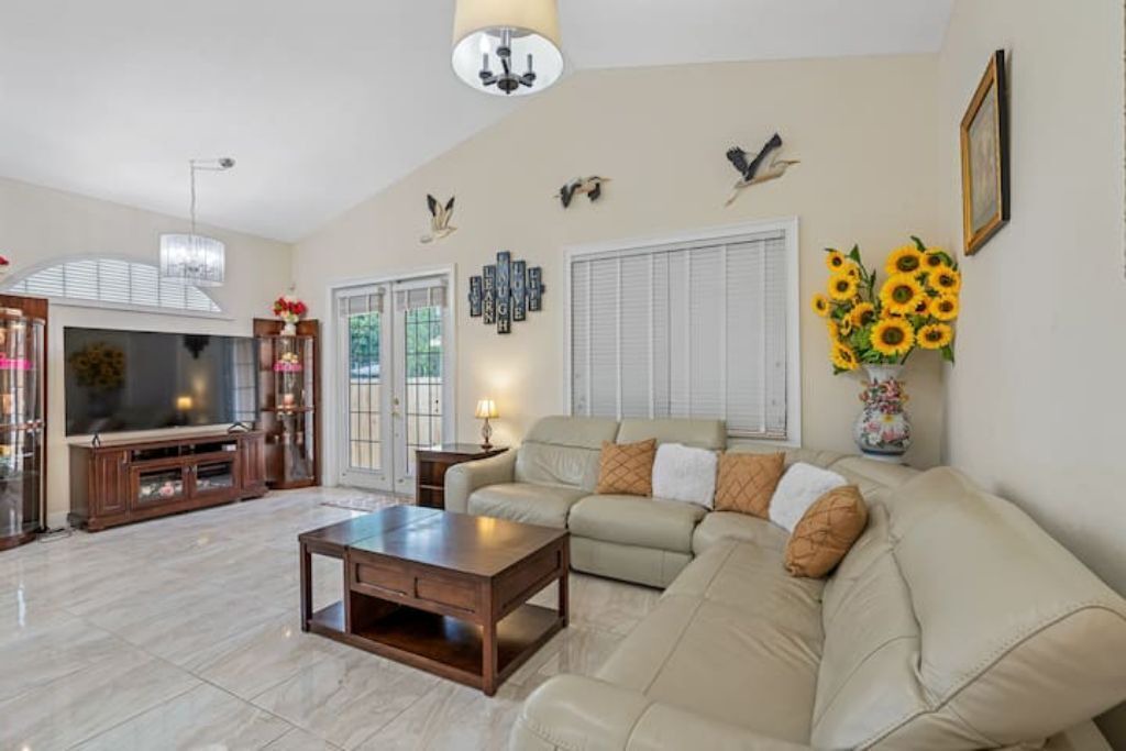 Photo of Livingroom in Egypt Lake-Leto