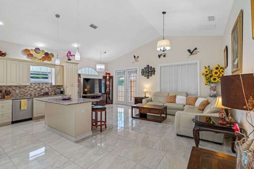 Photo of Livingroom in Egypt Lake-Leto