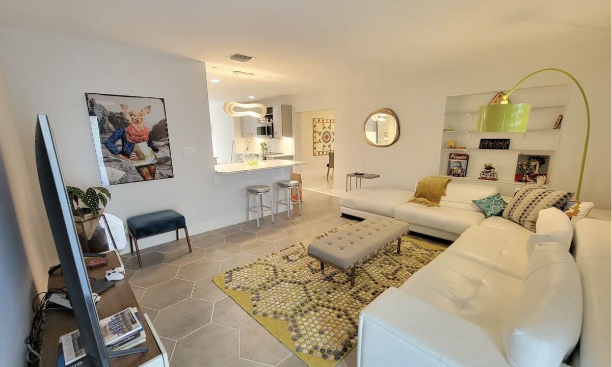 Photo of Livingroom in Oakland Park