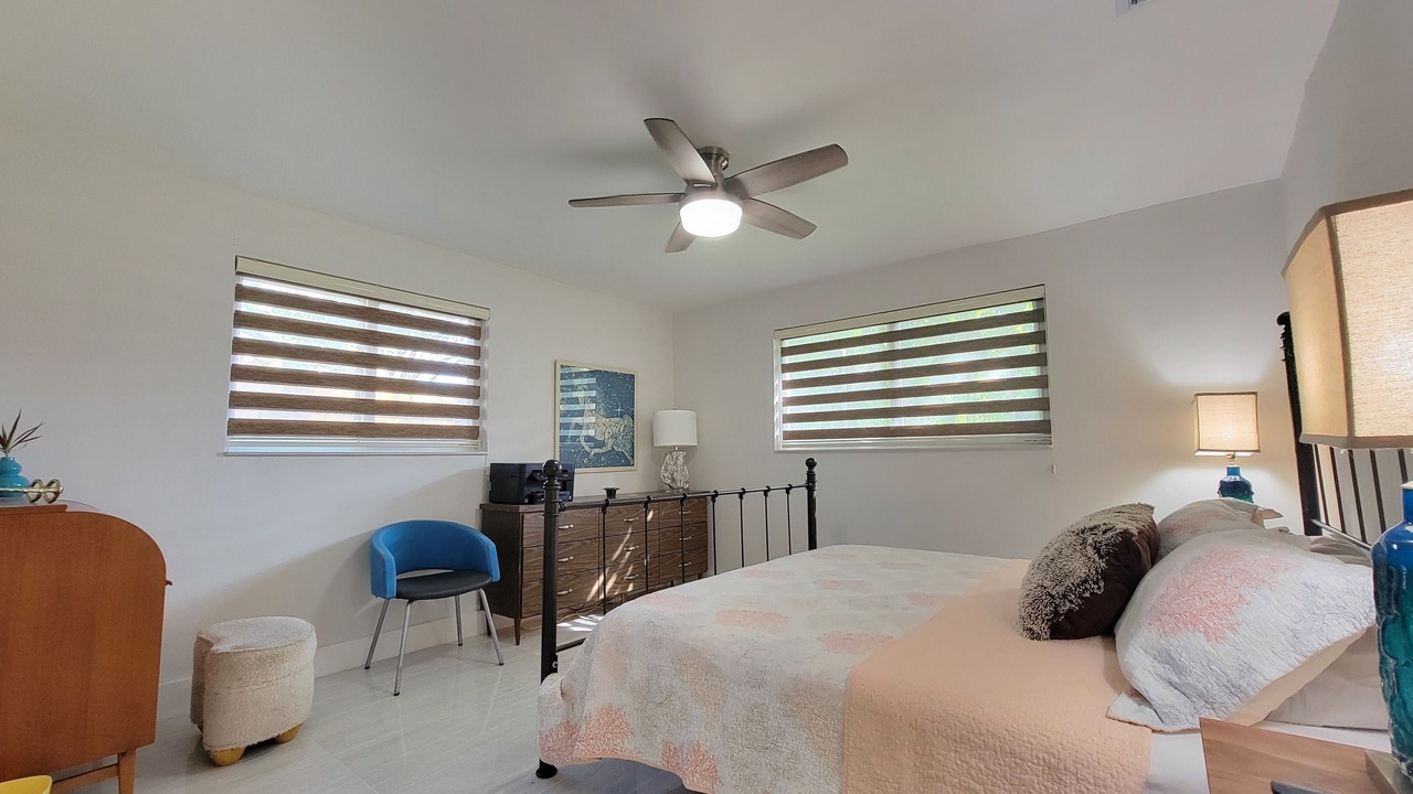 Photo of Bedroom in Oakland Park