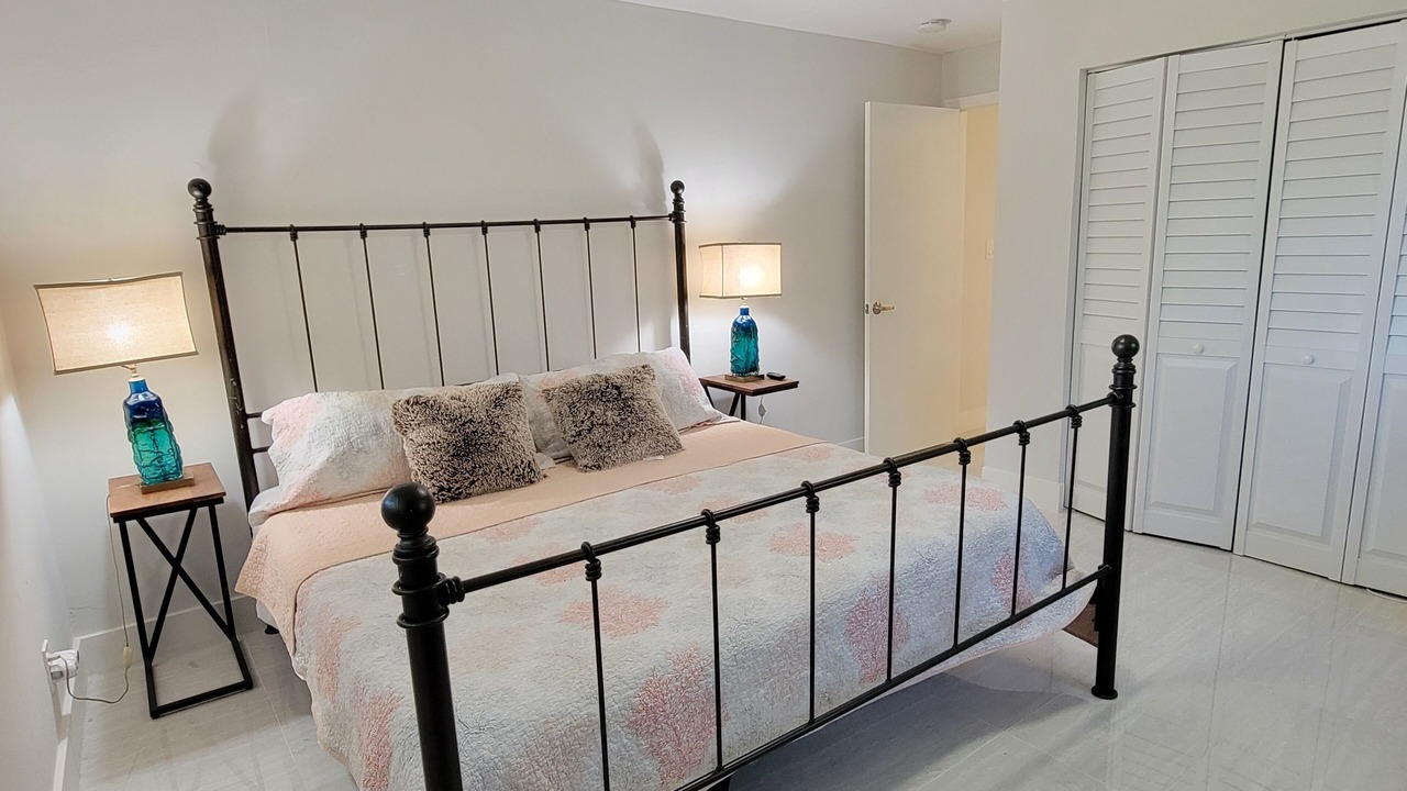 Photo of Bedroom in Oakland Park