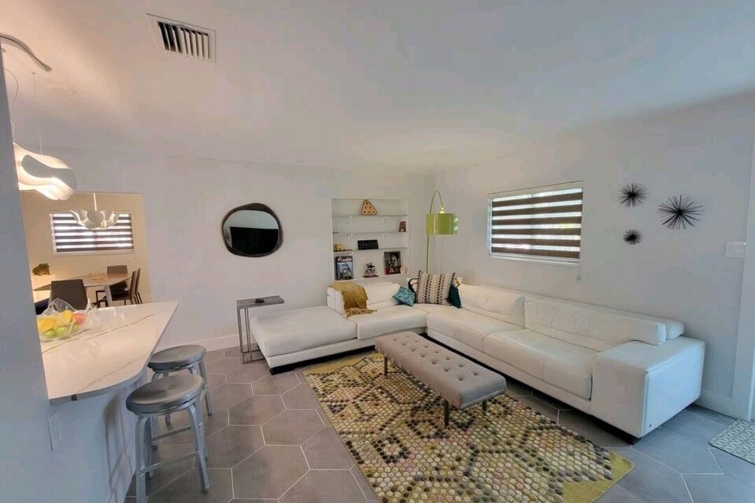 Photo of Livingroom in Oakland Park