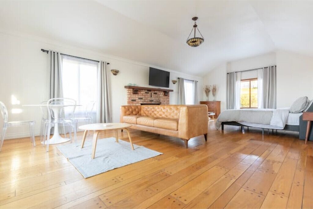 Photo of Livingroom in Central Malibu