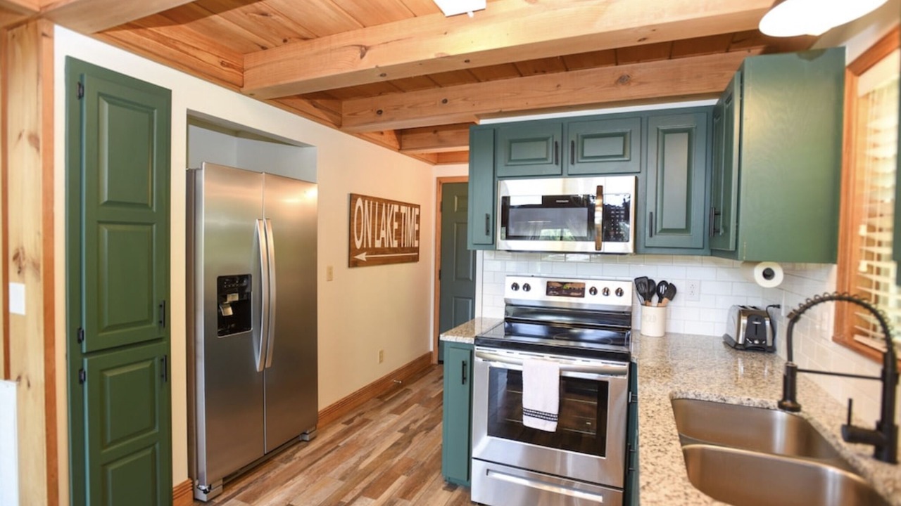 Photo of Kitchen in Flat Hollow Marina