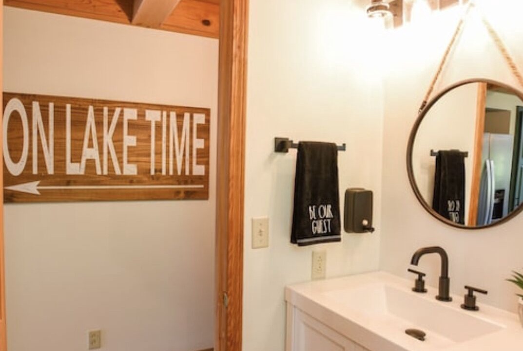 Photo of Bathroom in Flat Hollow Marina