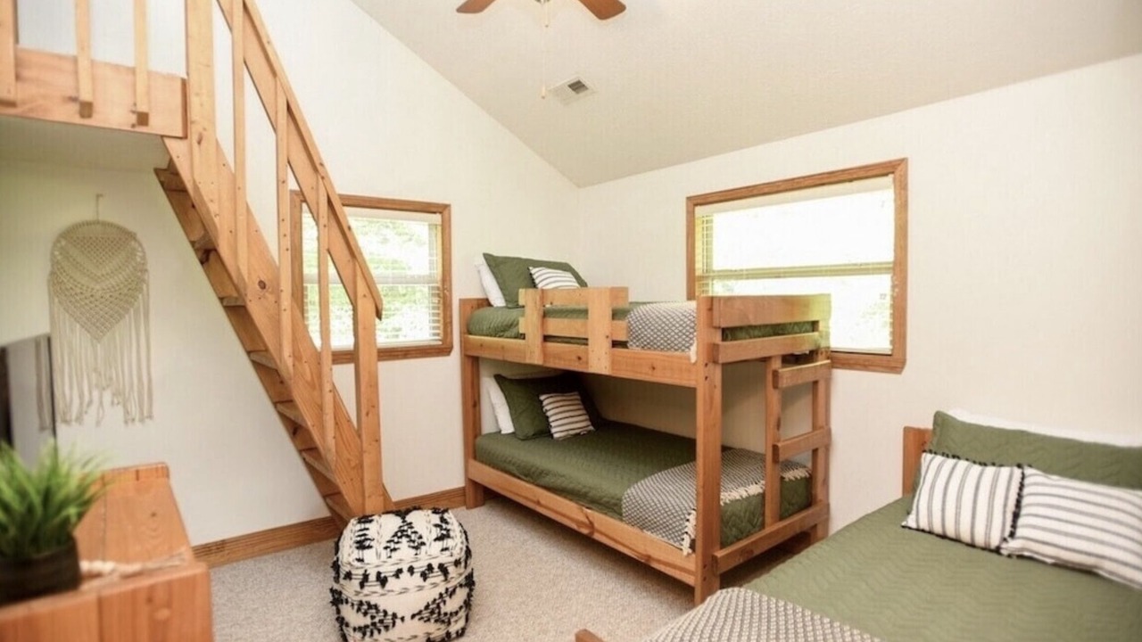 Photo of Bedroom in Flat Hollow Marina