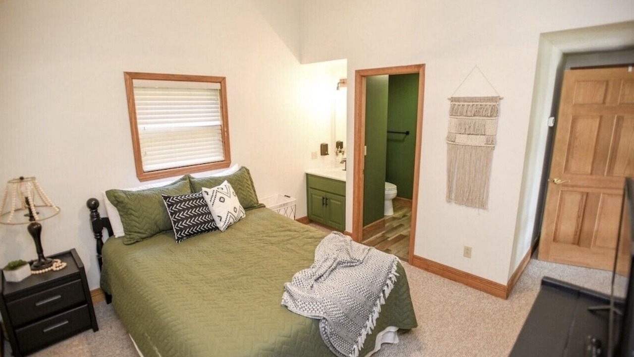 Photo of Bedroom in Flat Hollow Marina
