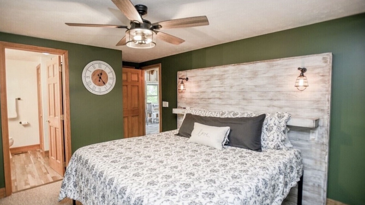 Photo of Bedroom in Flat Hollow Marina