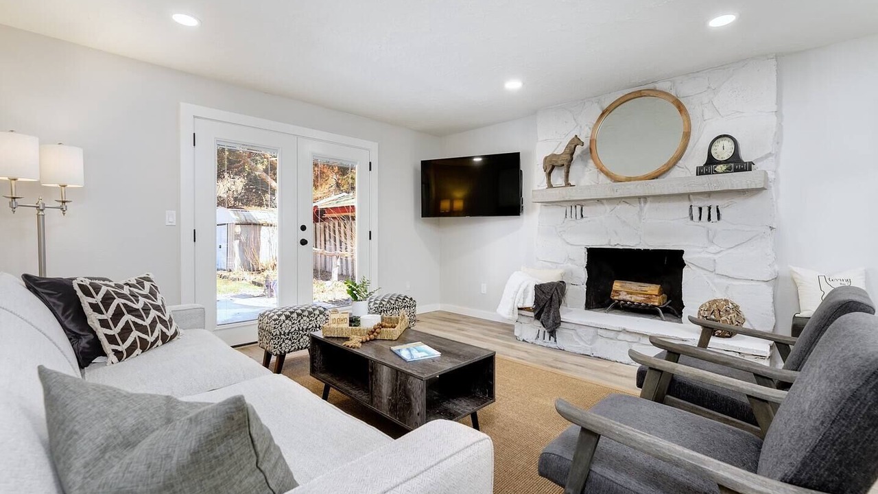 Photo of Livingroom in Eagle