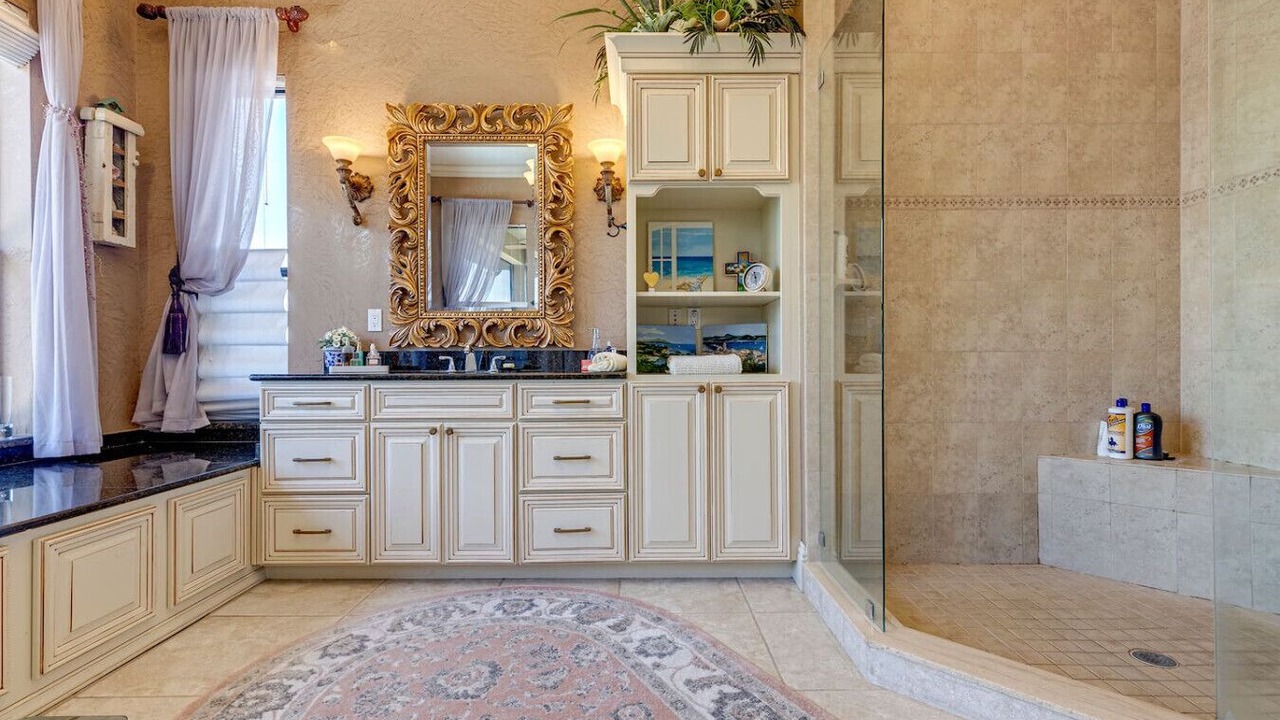 Photo of Bathroom in Tropic