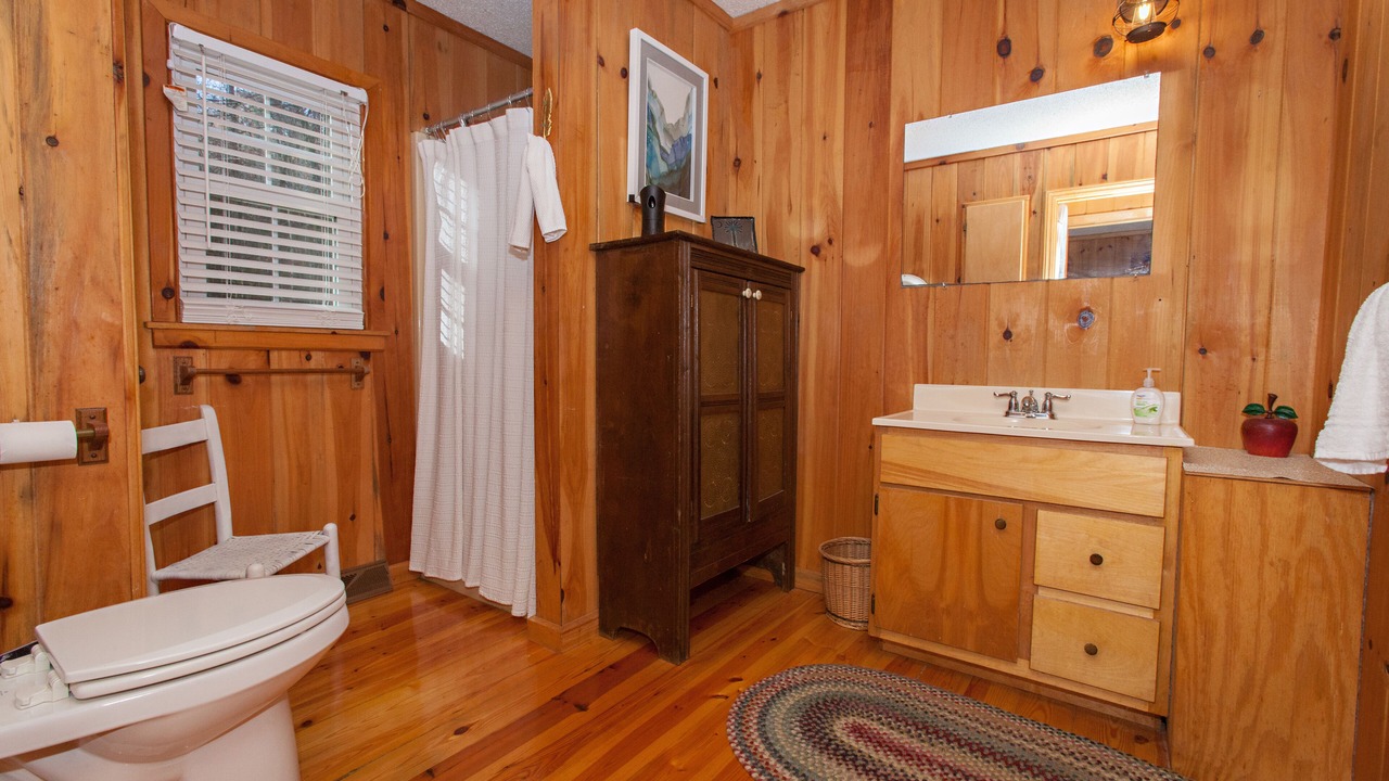 Photo of Bathroom in Tamassee