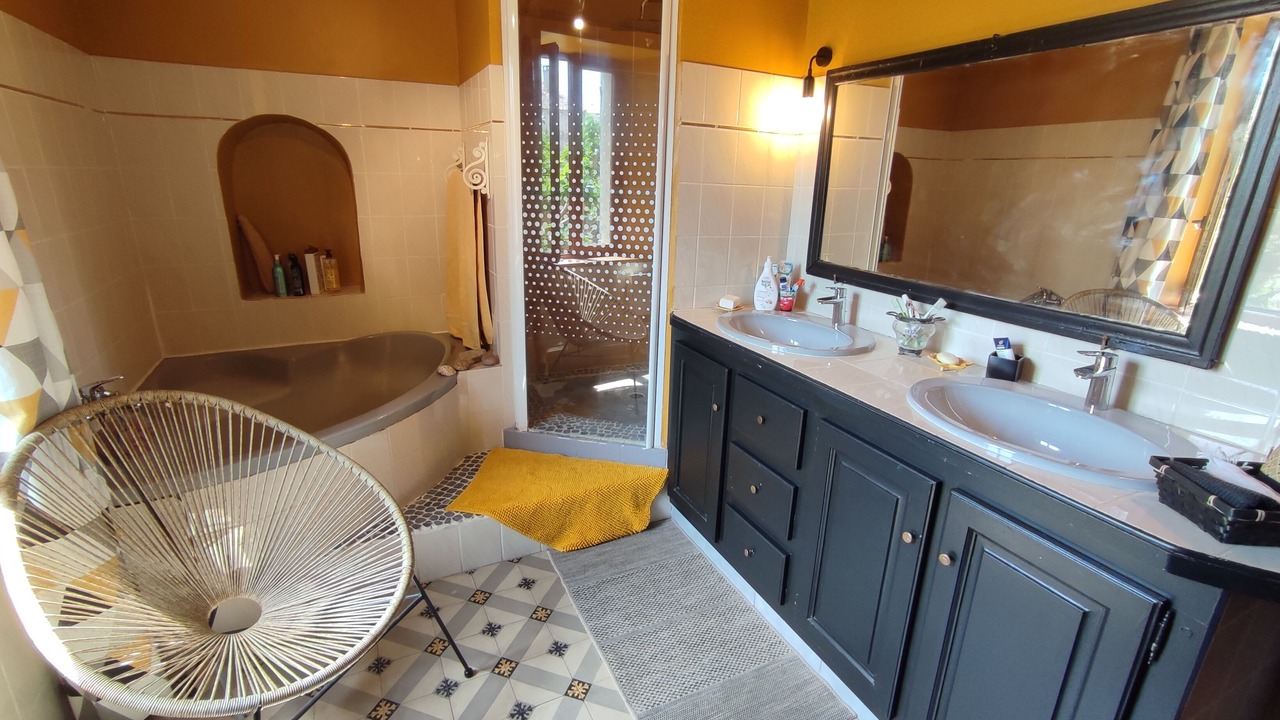 Photo of Bathroom in Caderousse