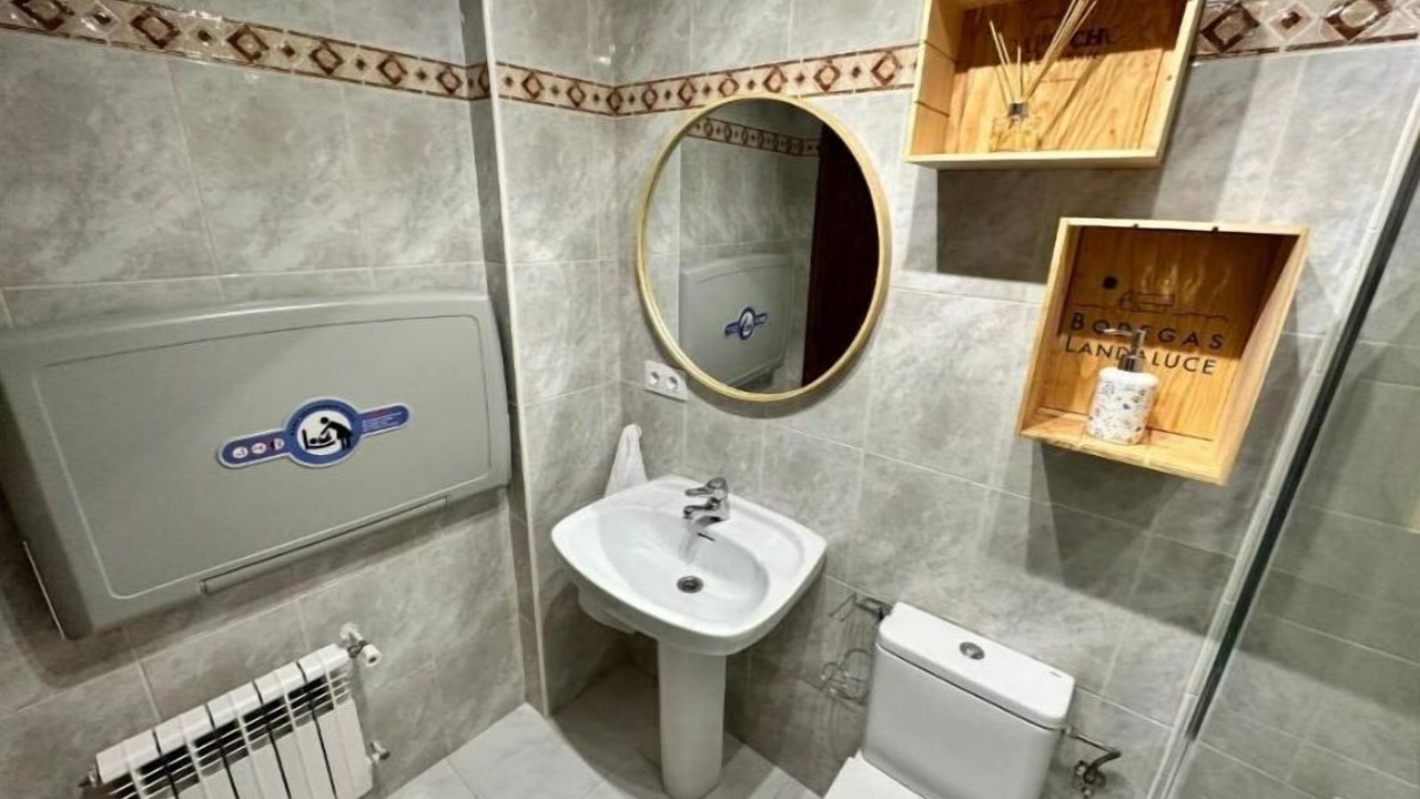 Photo of Bathroom in Laguardia