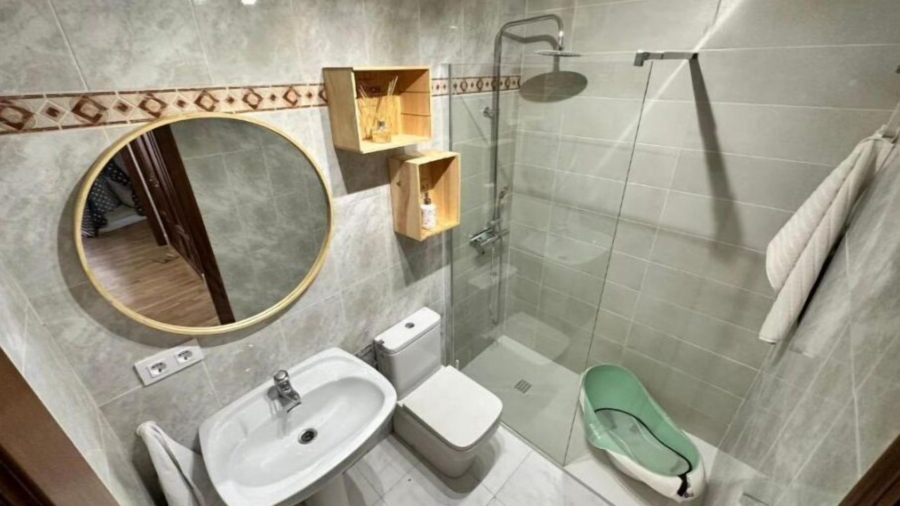 Photo of Bathroom in Laguardia