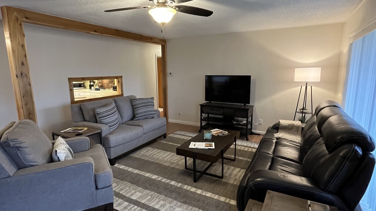 Photo of Livingroom in Proctor