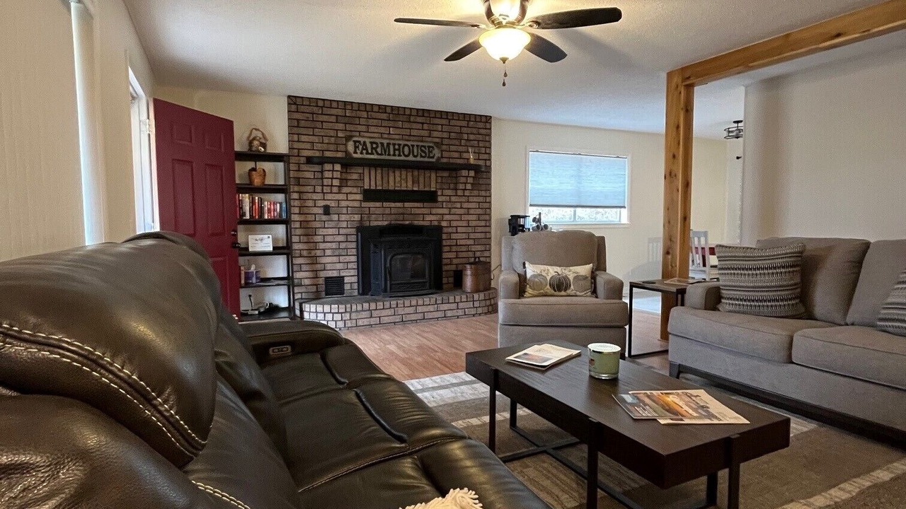 Photo of Livingroom in Proctor