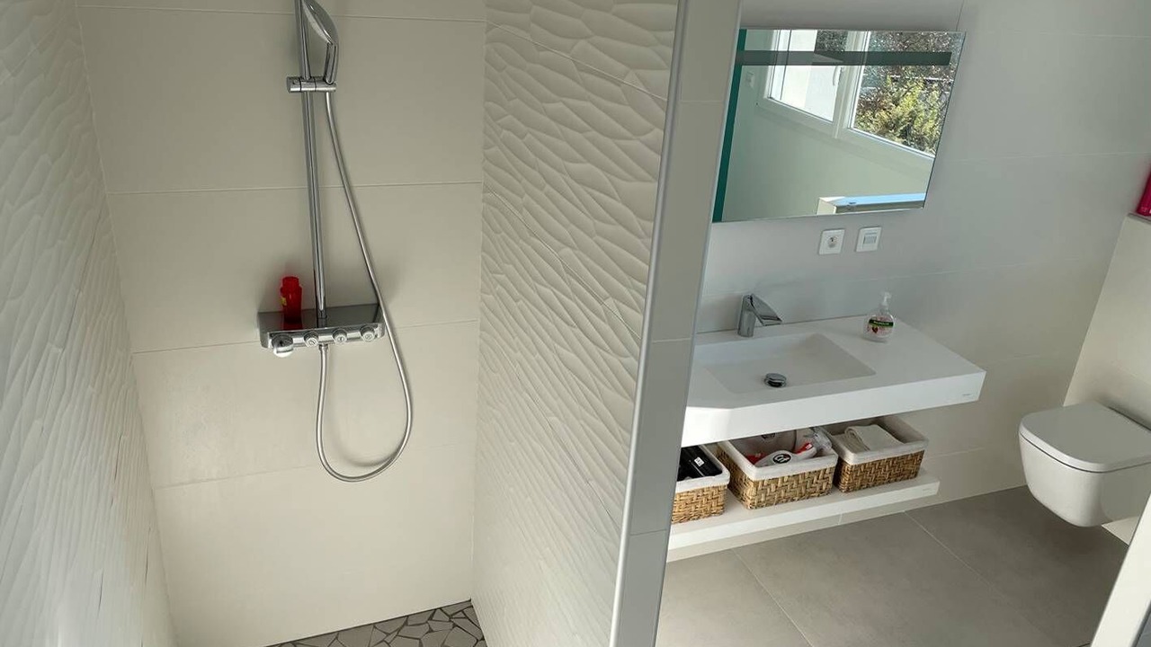 Photo of Bathroom in Saint Alban Auriolles