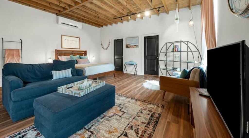 Photo of Livingroom in Downtown