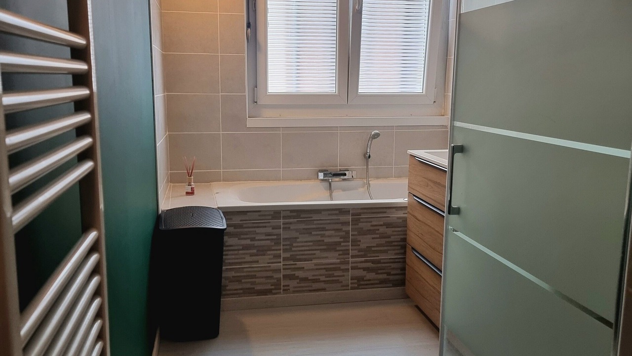 Photo of Bathroom in Lens