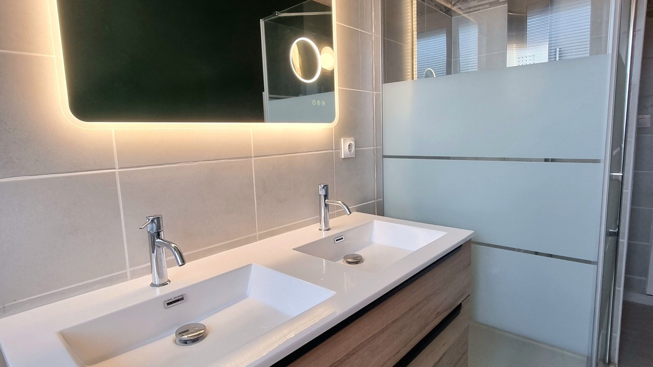 Photo of Bathroom in Lens