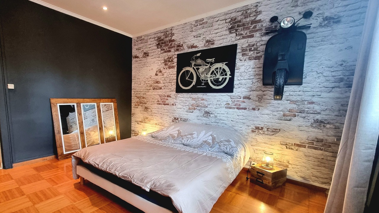 Photo of Bedroom in Lens