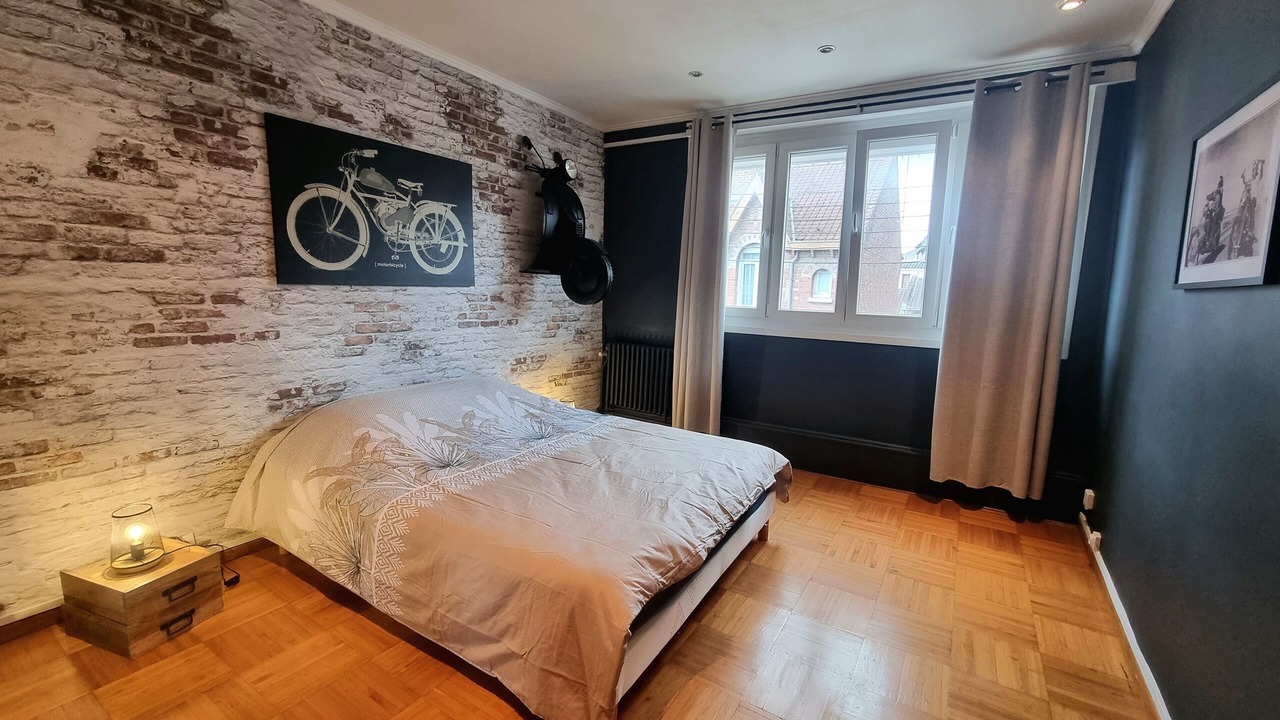 Photo of Bedroom in Lens