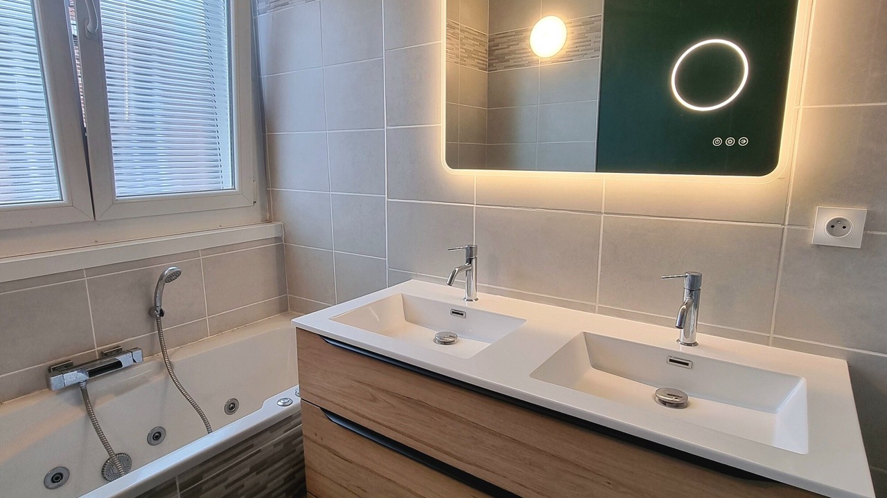 Photo of Bathroom in Lens