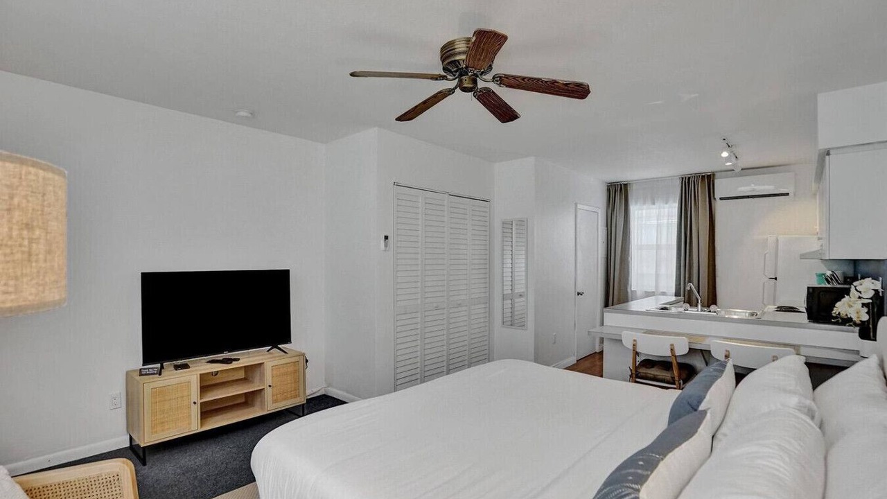 Photo of Bedroom in Hollywood South Central Beach