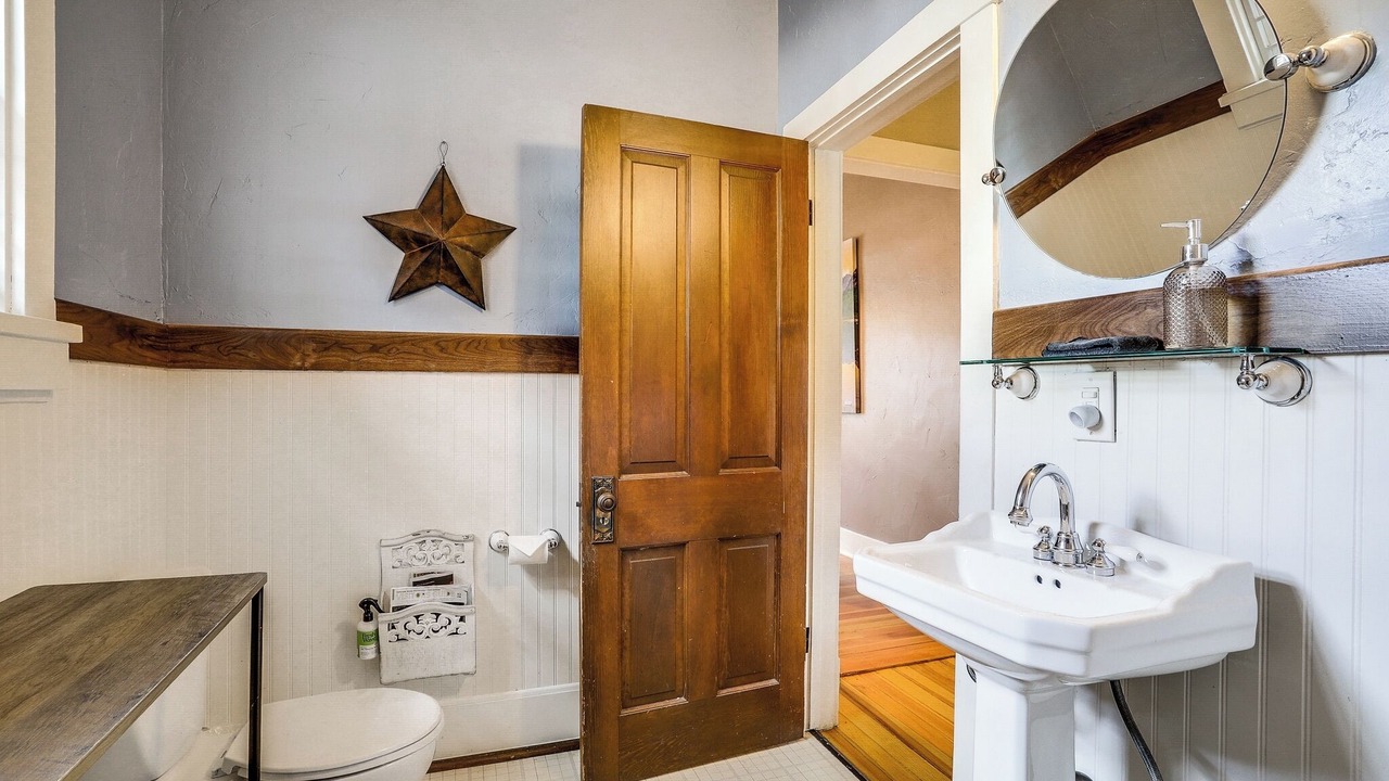 Photo of Bathroom in Golden