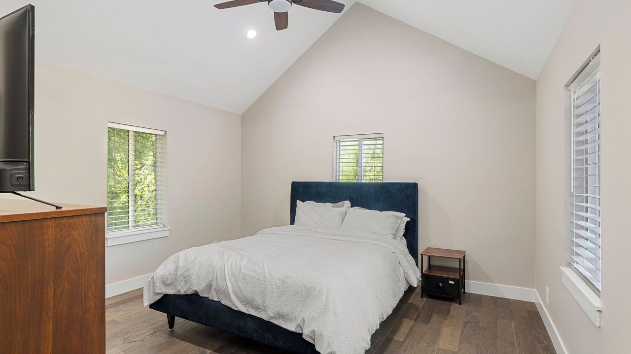 Photo of Bedroom in Rollingbay
