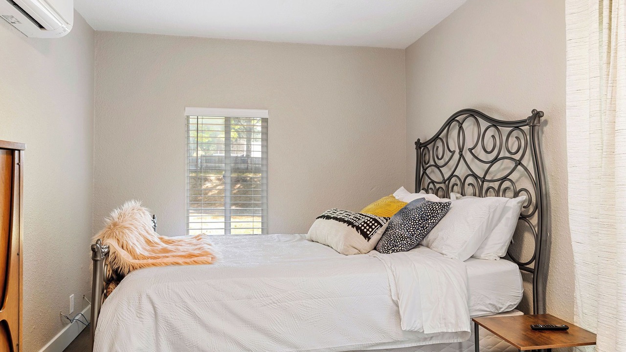 Photo of Bedroom in Rollingbay