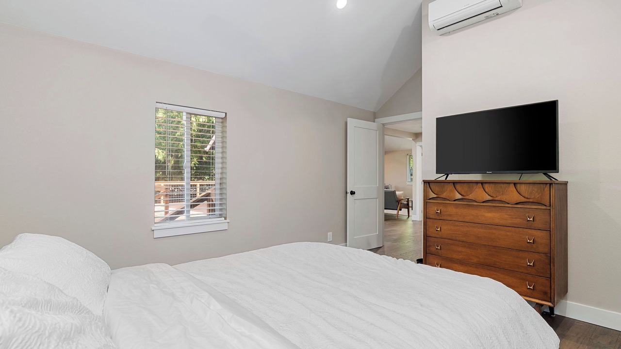 Photo of Bedroom in Rollingbay