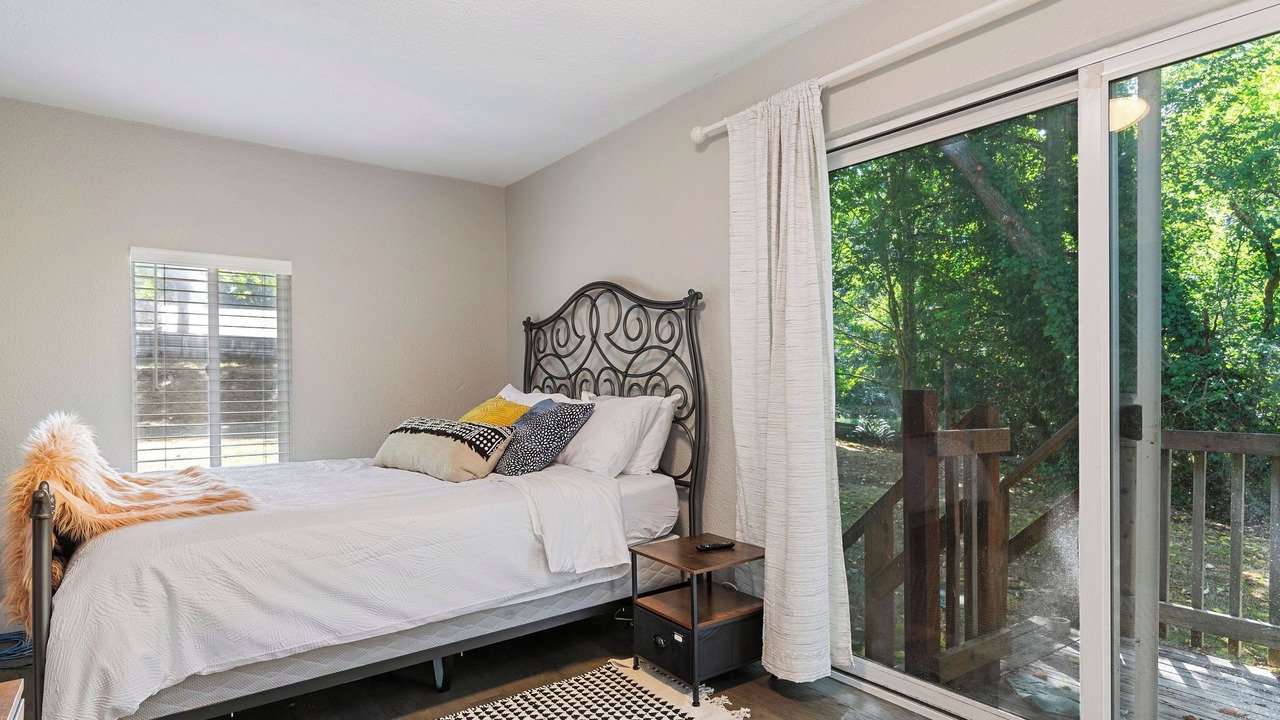 Photo of Bedroom in Rollingbay