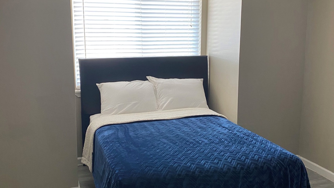 Photo of Bedroom in Thunderbird