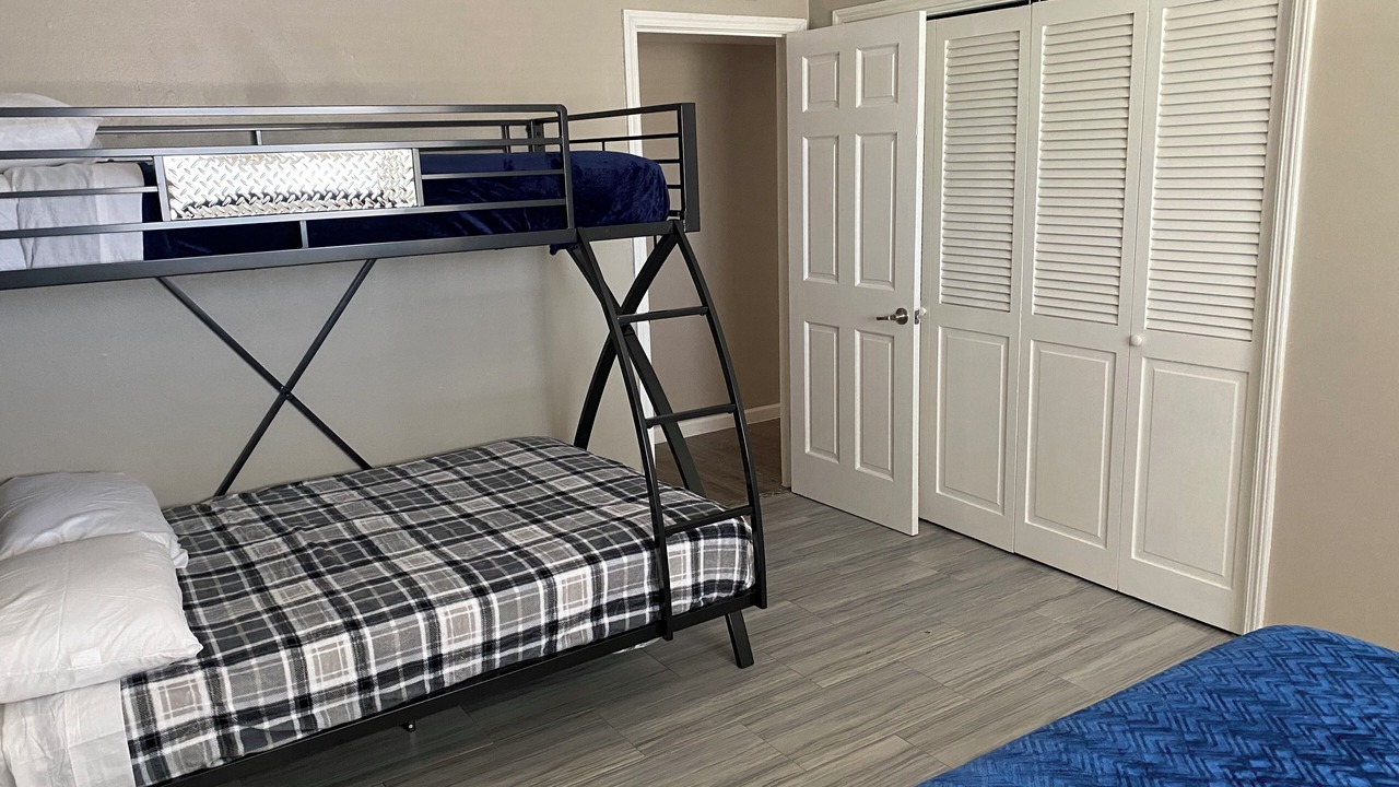 Photo of Bedroom in Thunderbird