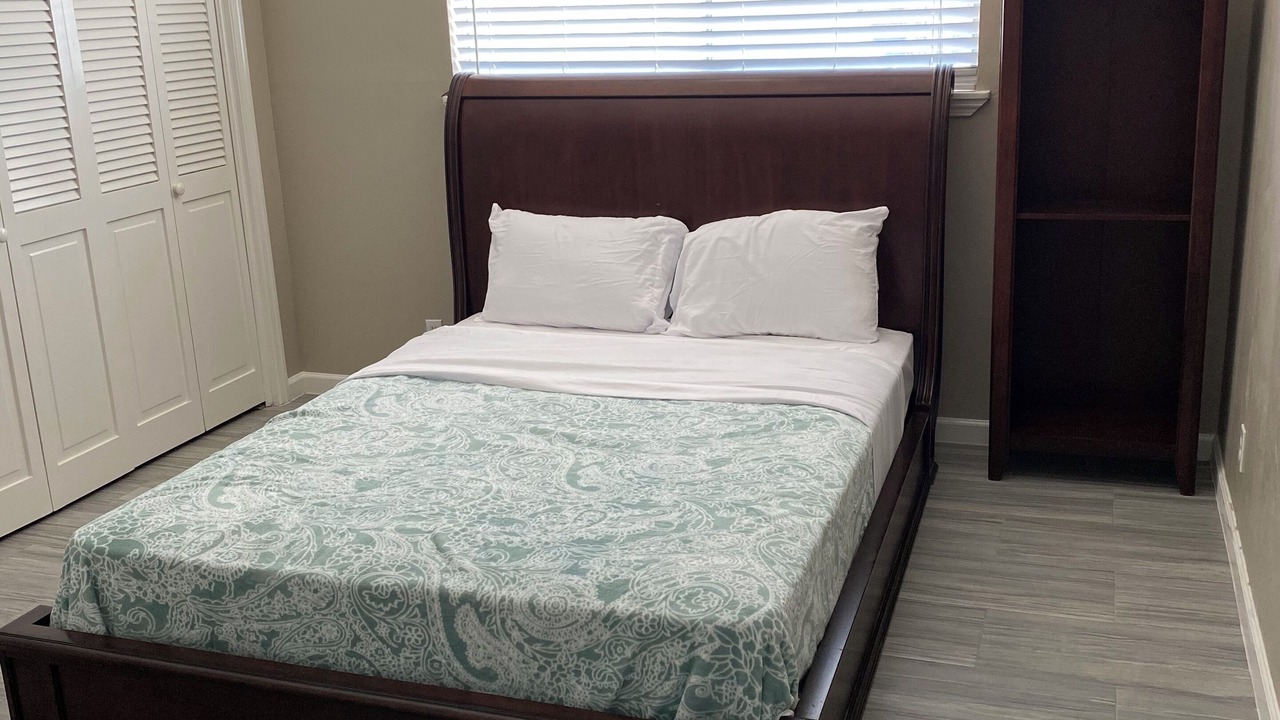 Photo of Bedroom in Thunderbird
