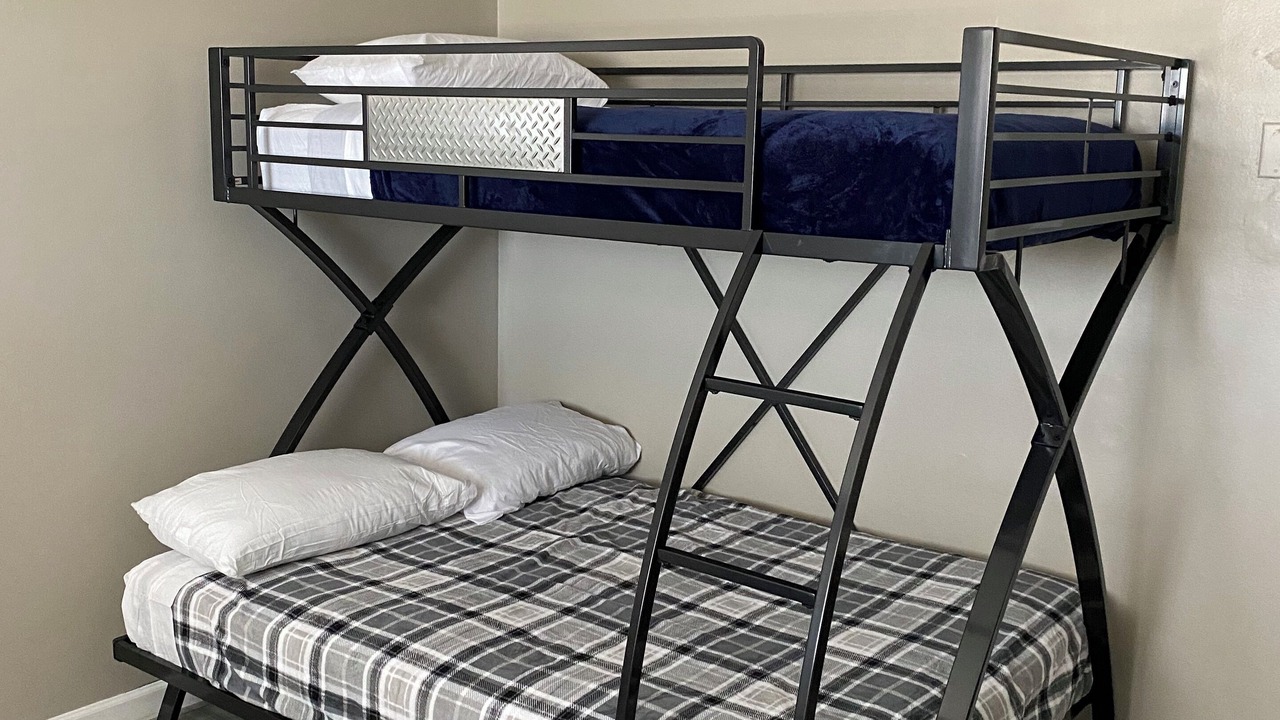 Photo of Bedroom in Thunderbird