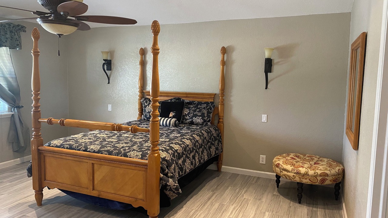 Photo of Bedroom in Thunderbird
