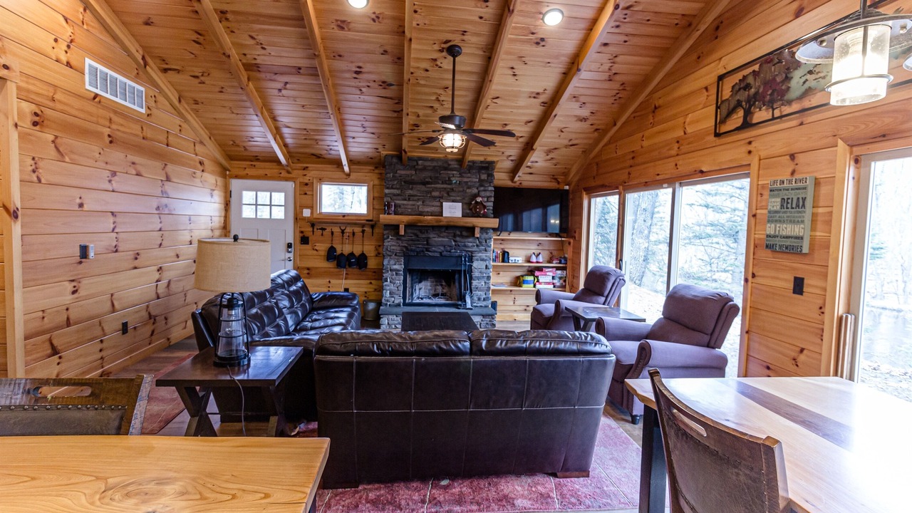 Photo of Livingroom in Evart