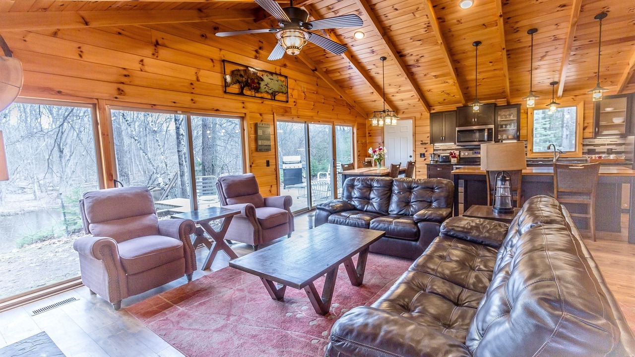 Photo of Livingroom in Evart