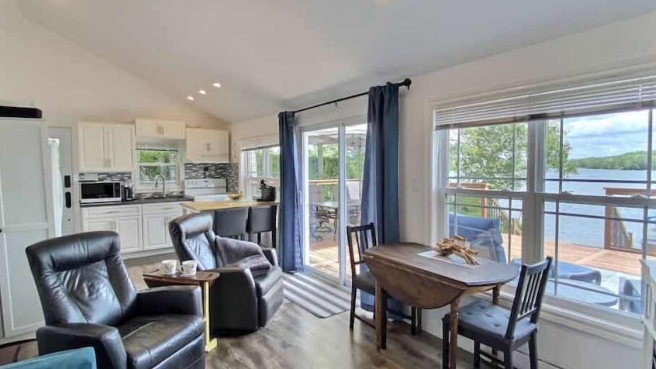 Photo of Livingroom in Shortts Lake