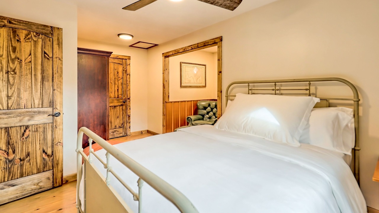 Photo of Bedroom in Blairsville