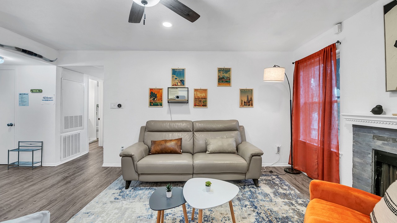 Photo of Livingroom in East Riverside - Oltorf