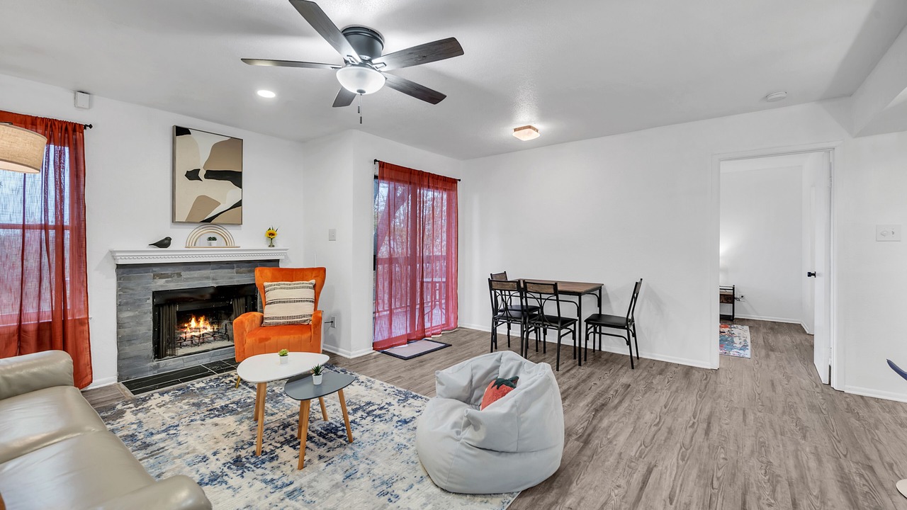 Photo of Livingroom in East Riverside - Oltorf
